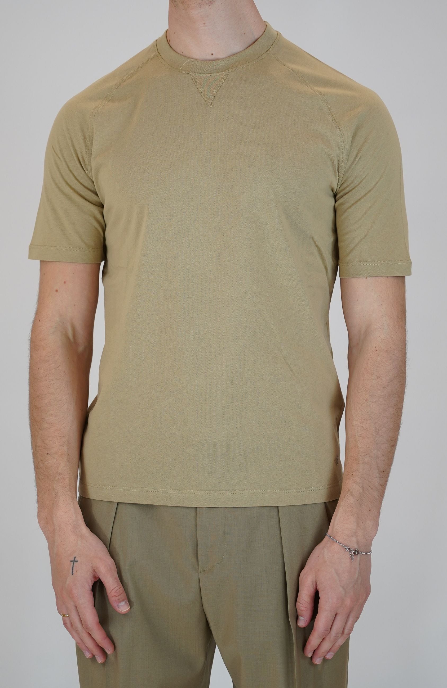 T-Shirt Girocollo in Cotone con Manica Raglan e Dettaglio Triangolo