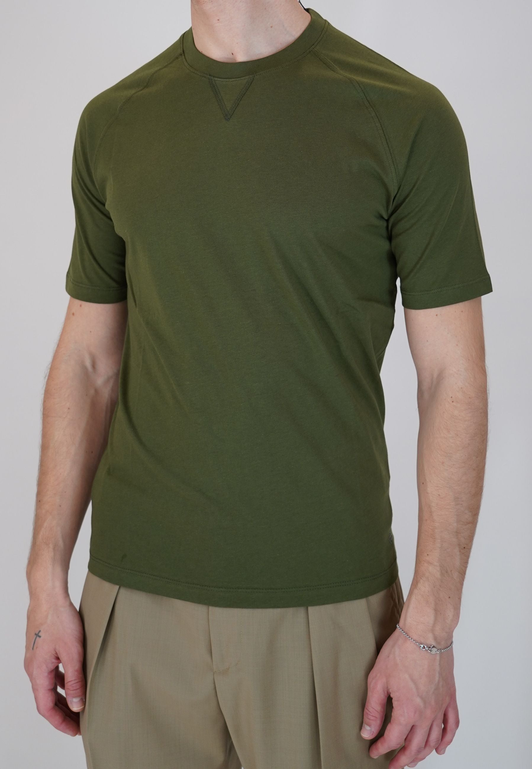 T-Shirt Girocollo in Cotone con Manica Raglan e Dettaglio Triangolo