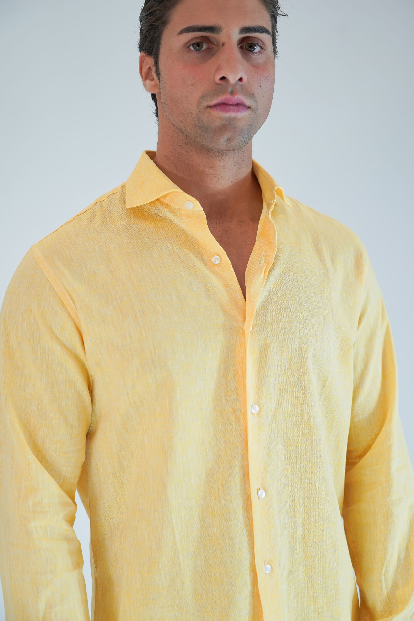 Camicia in Lino con Collo Mezzo Francese e Chiusura a Bottoni