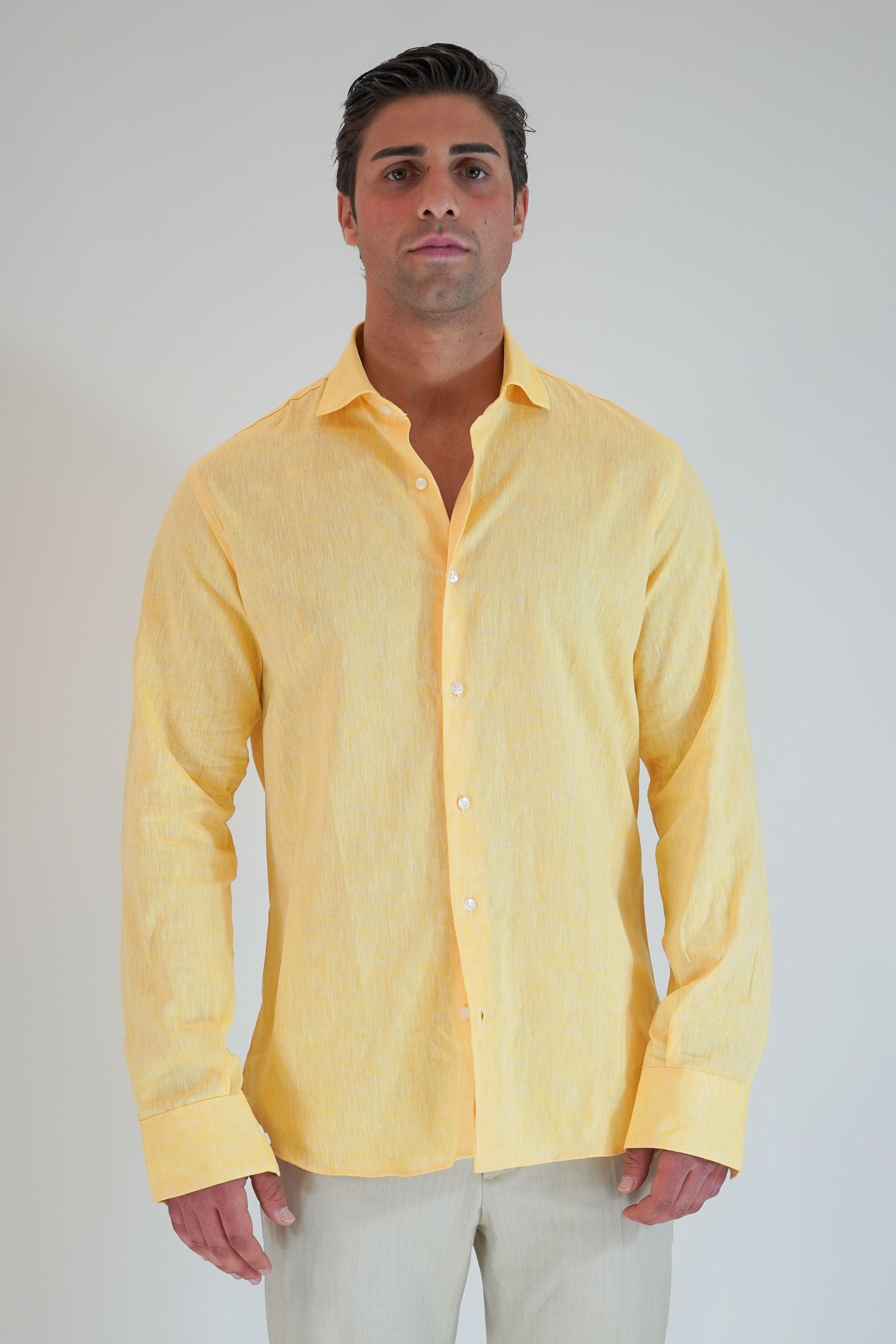 Camicia in Lino con Collo Mezzo Francese e Chiusura a Bottoni