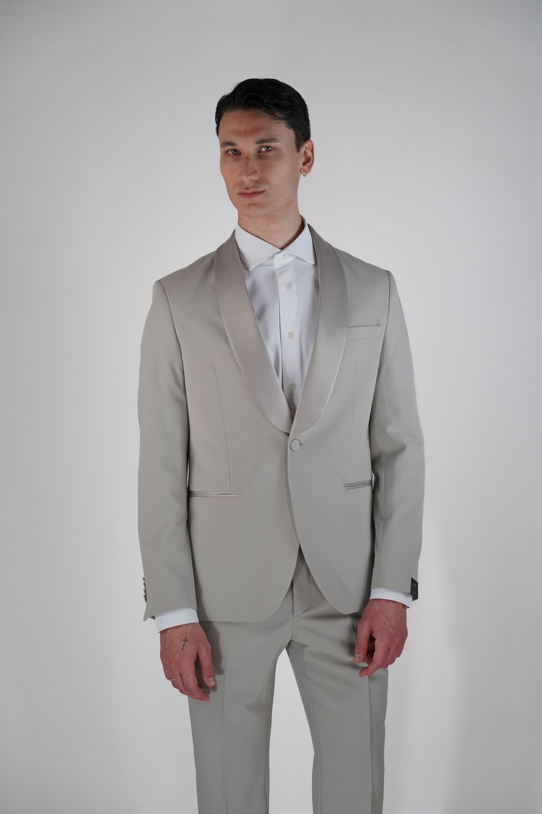 Smoking Drop 8 con Rever a Scialle in Raso e Finiture Sartoriali AMF