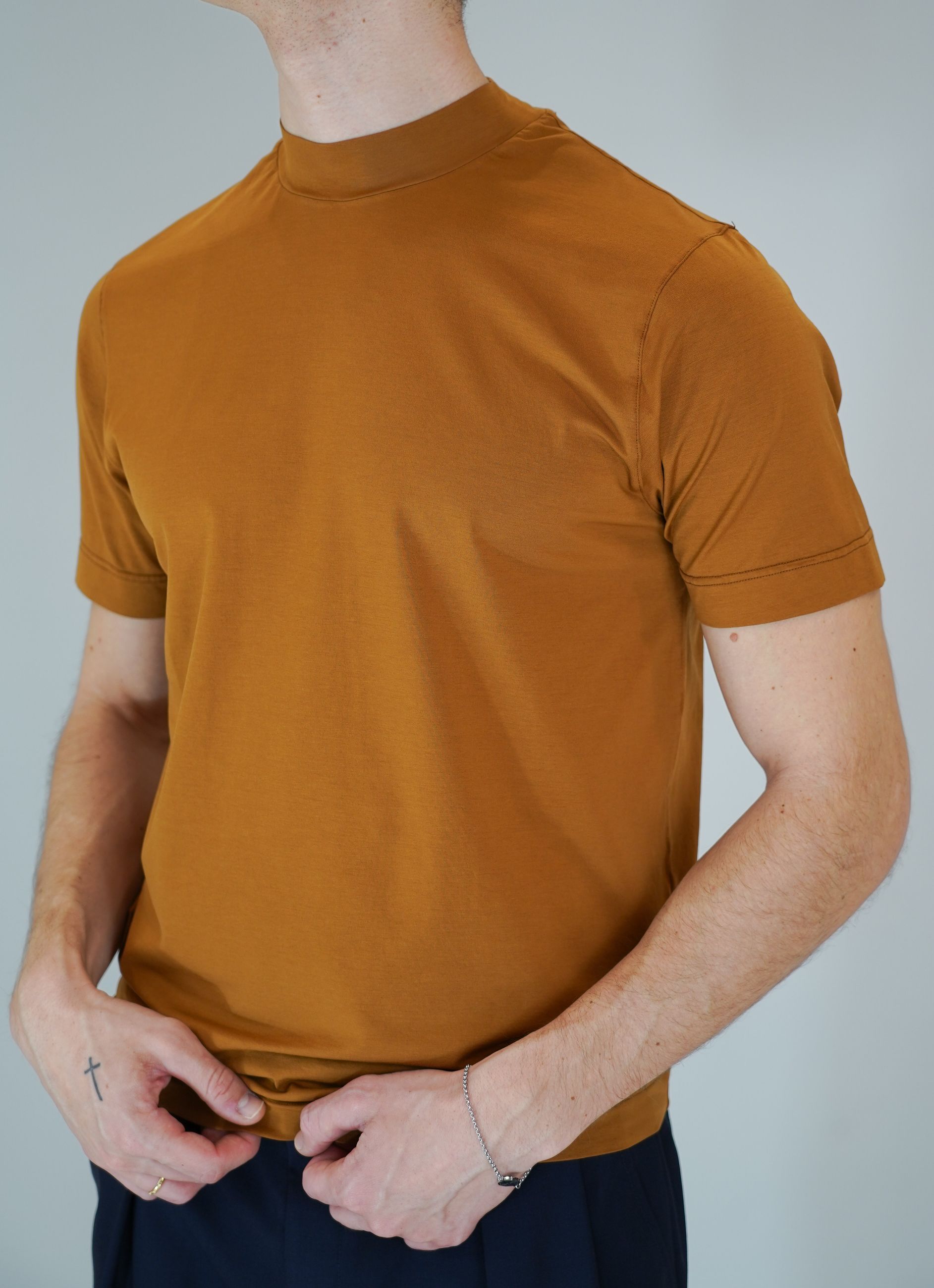 T-Shirt Basic in Cotone con Collo Rialzato