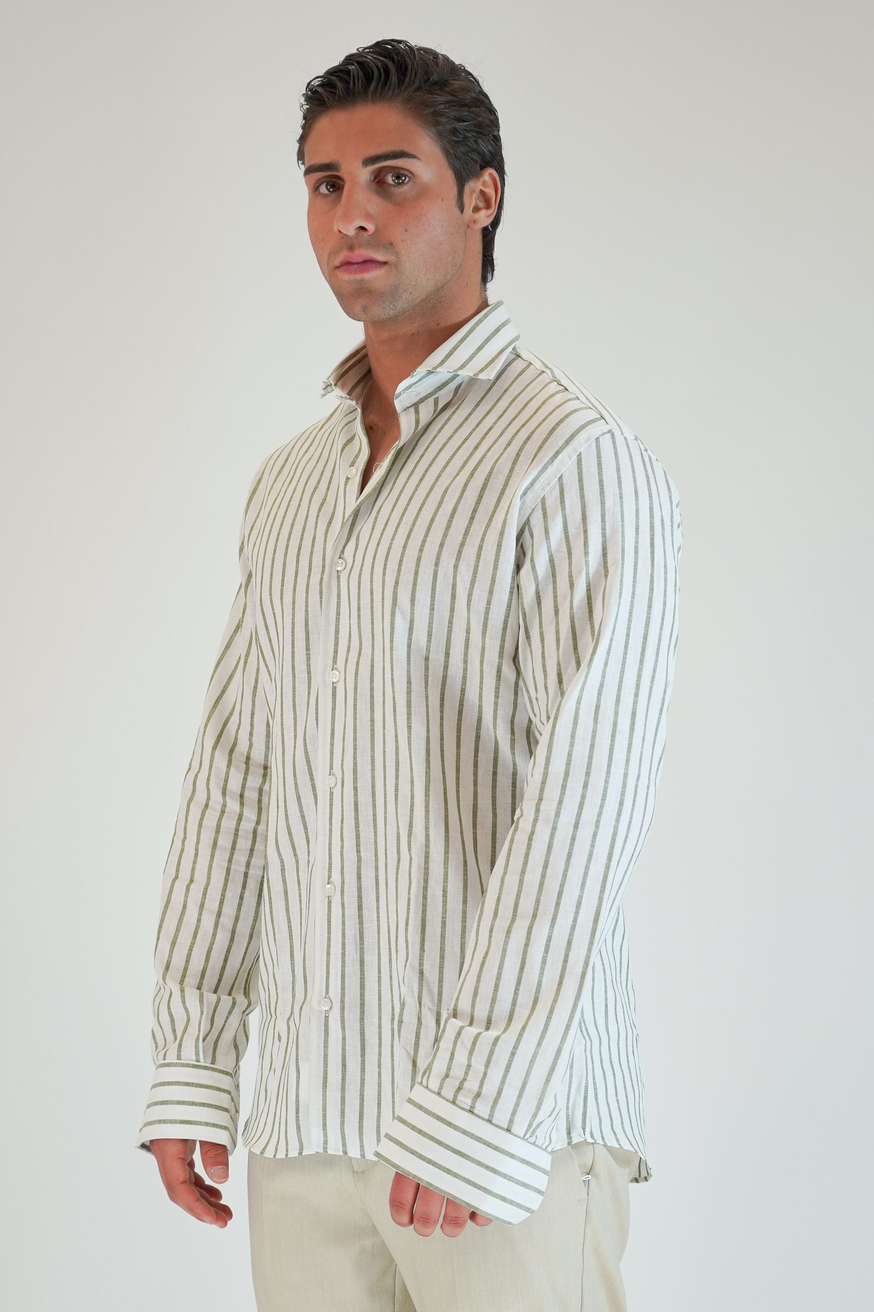 Camicia in Lino Rigata Verde Bosco con Collo Mezzo Francese e Riprese sul Retro