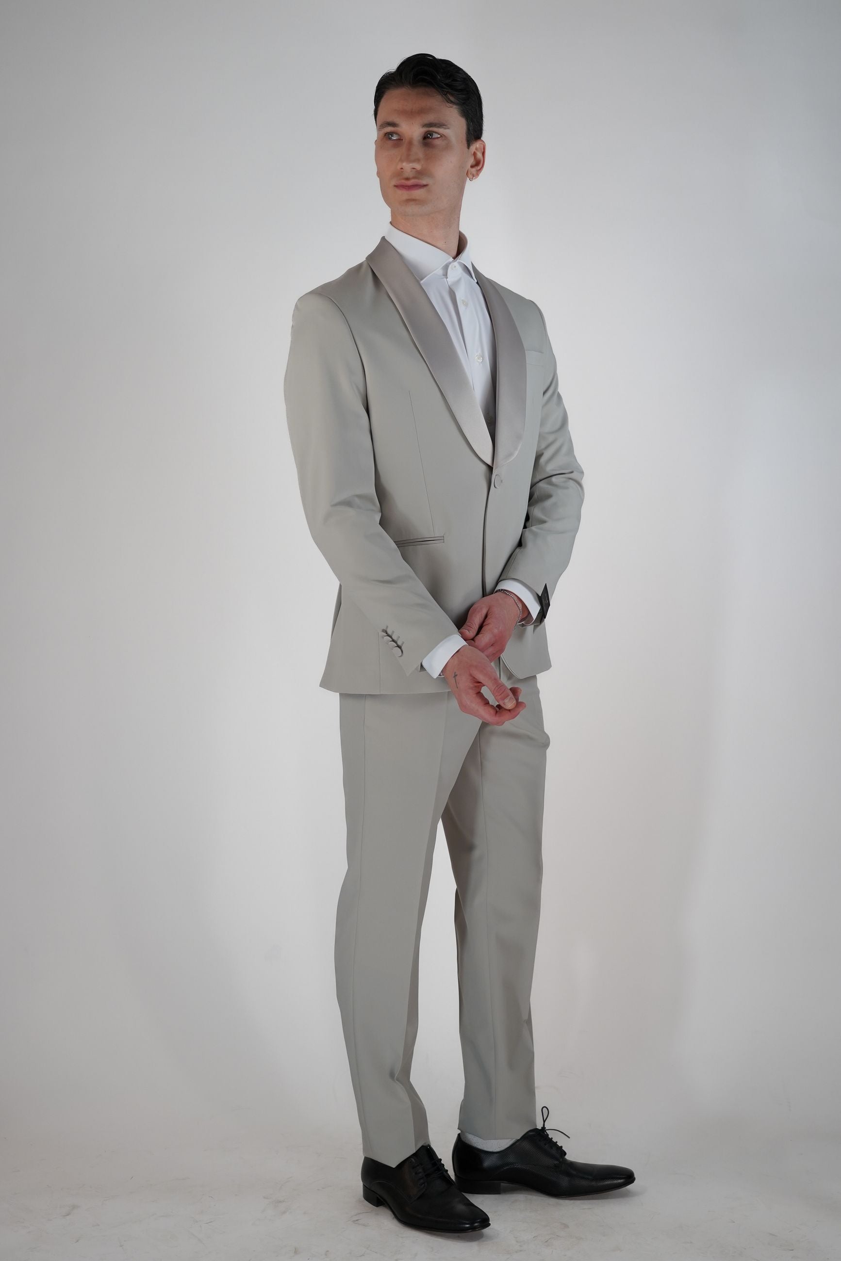 Smoking Drop 8 con Rever a Scialle in Raso e Finiture Sartoriali AMF