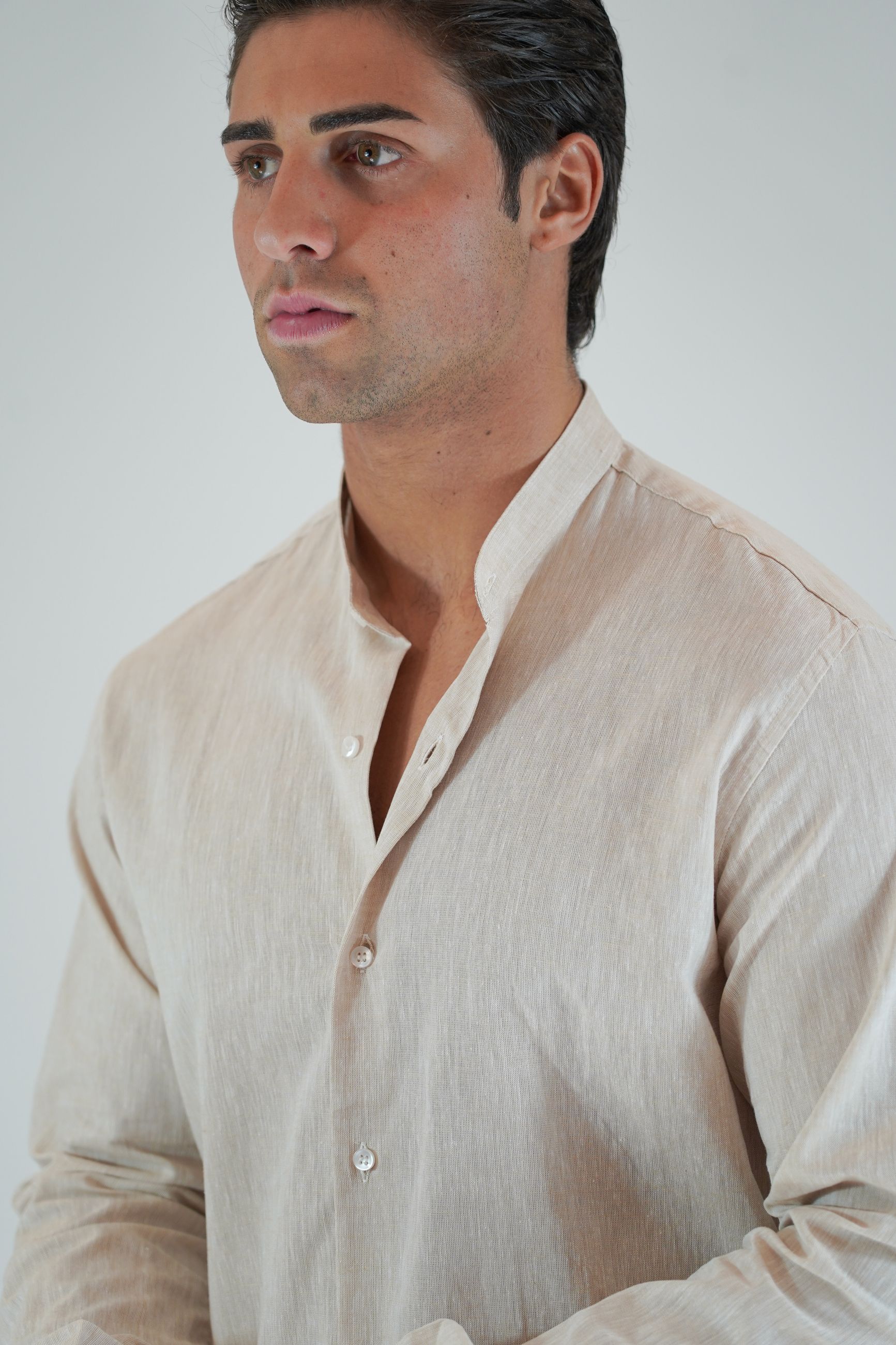 Camicia in Lino con Collo Coreano e Riprese sul Retro