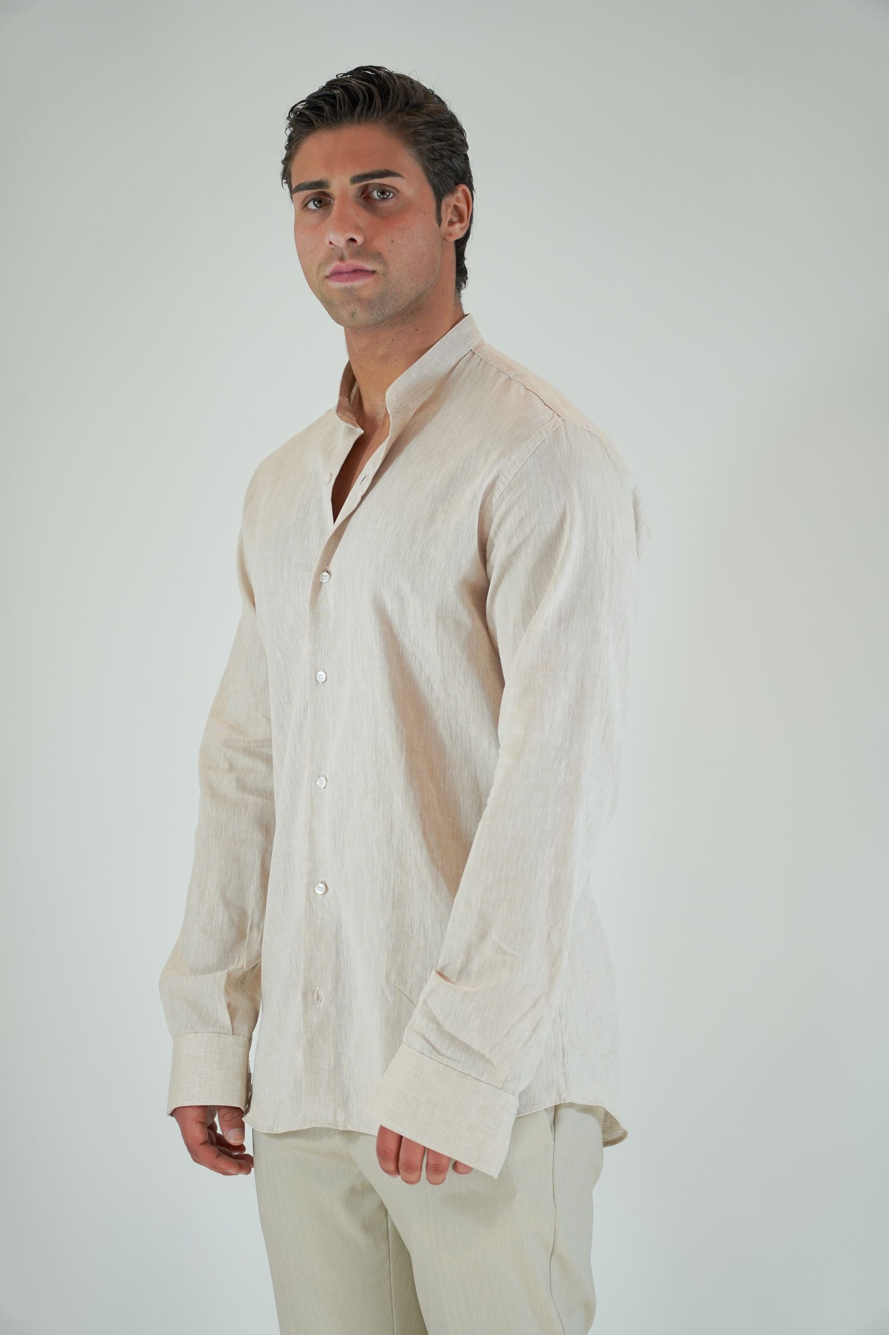 Camicia in Lino con Collo Coreano e Riprese sul Retro