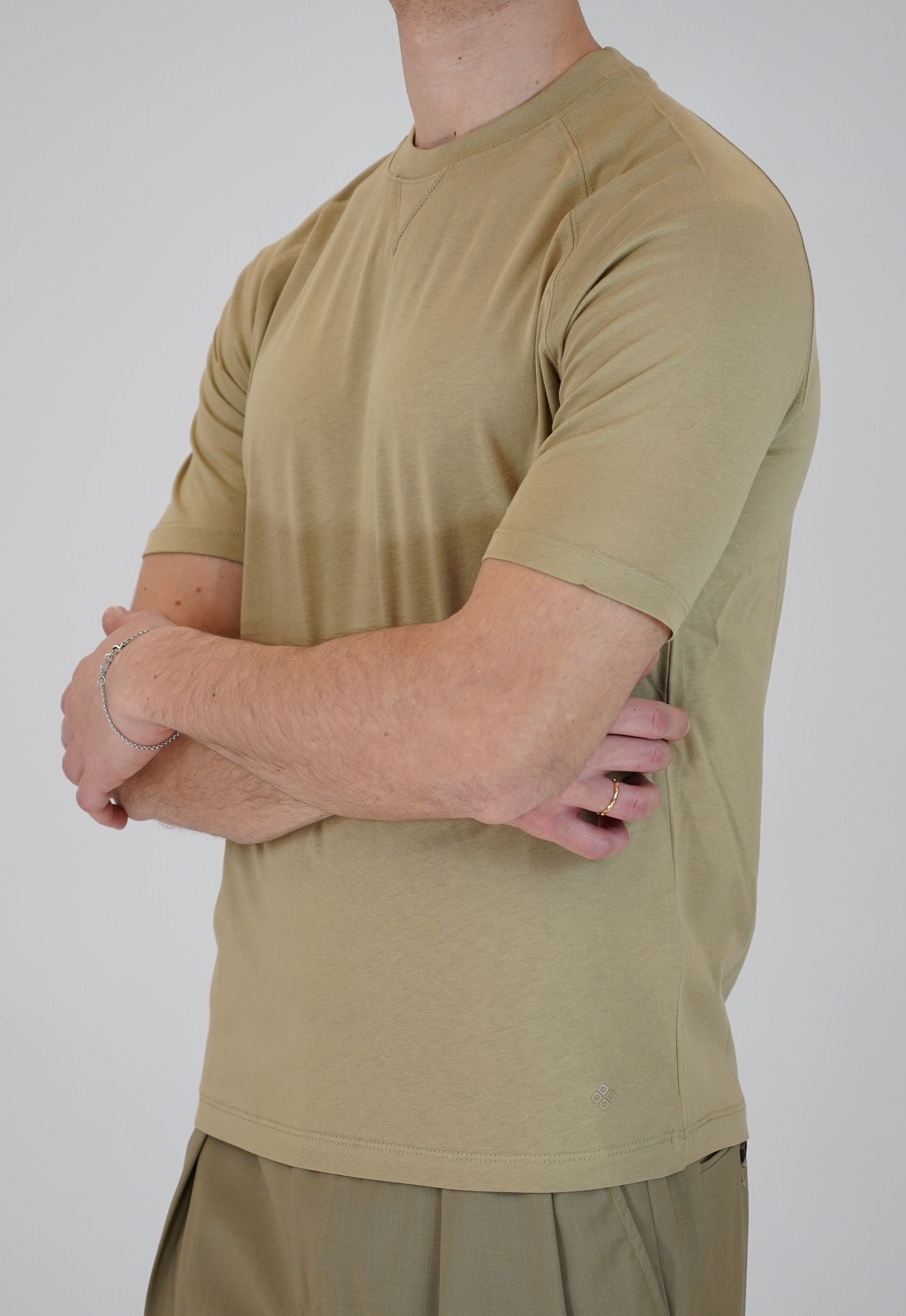 T-Shirt Girocollo in Cotone con Manica Raglan e Dettaglio Triangolo