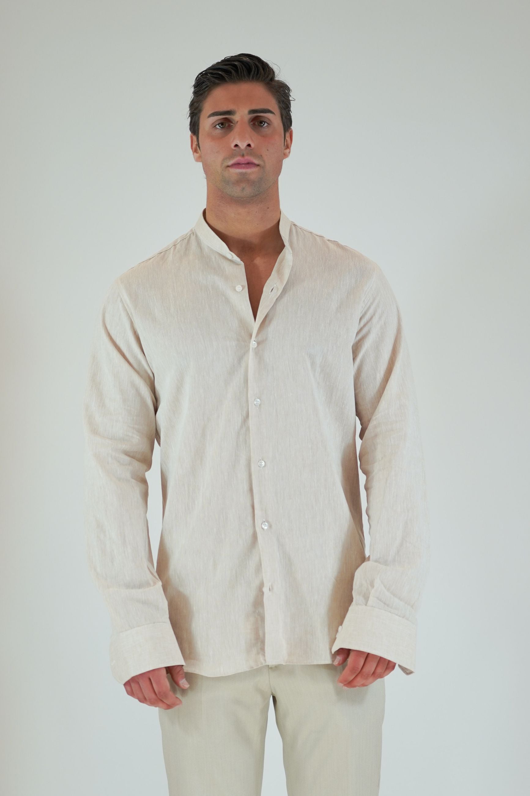 Camicia in Lino con Collo Coreano e Riprese sul Retro
