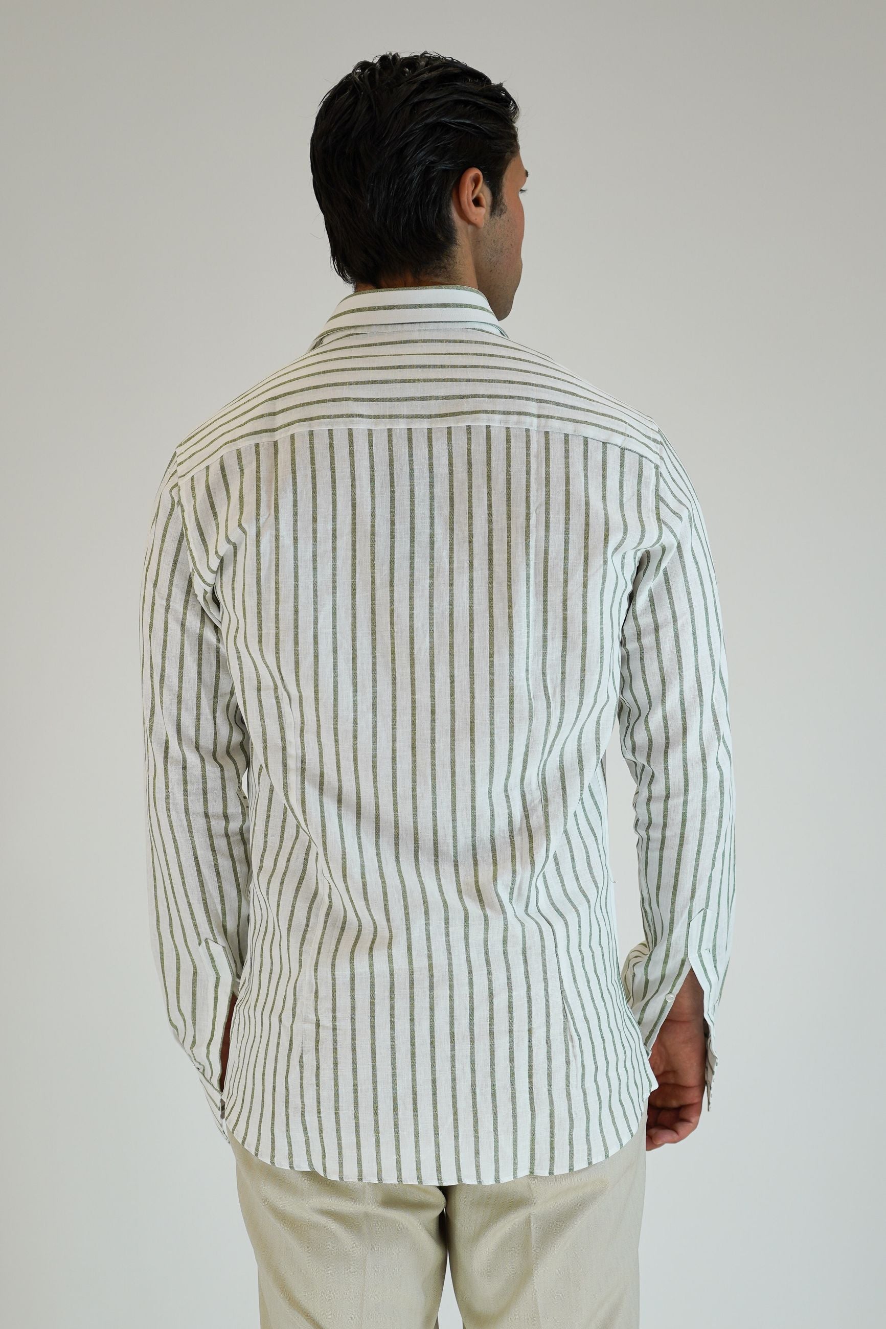 Camicia in Lino Rigata Verde Bosco con Collo Mezzo Francese e Riprese sul Retro