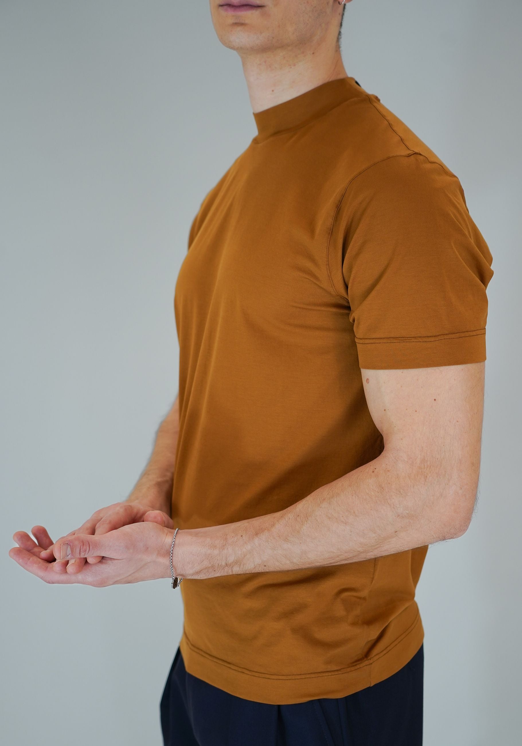 T-Shirt Basic in Cotone con Collo Rialzato