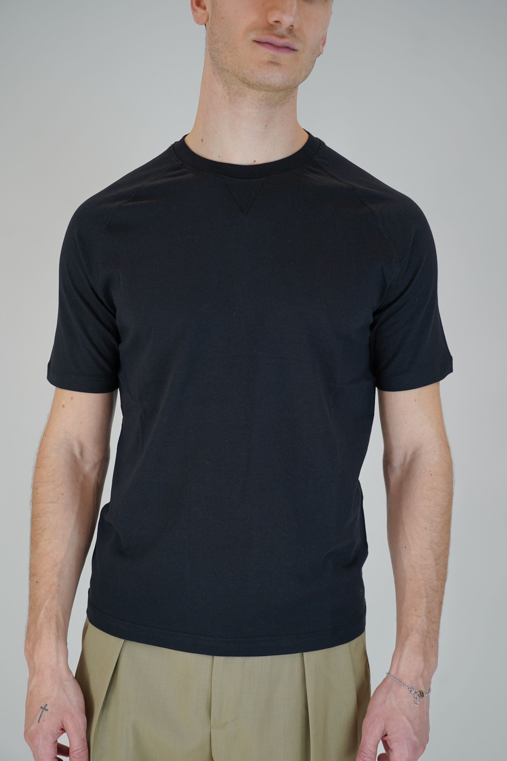 T-Shirt Girocollo in Cotone con Manica Raglan e Dettaglio Triangolo