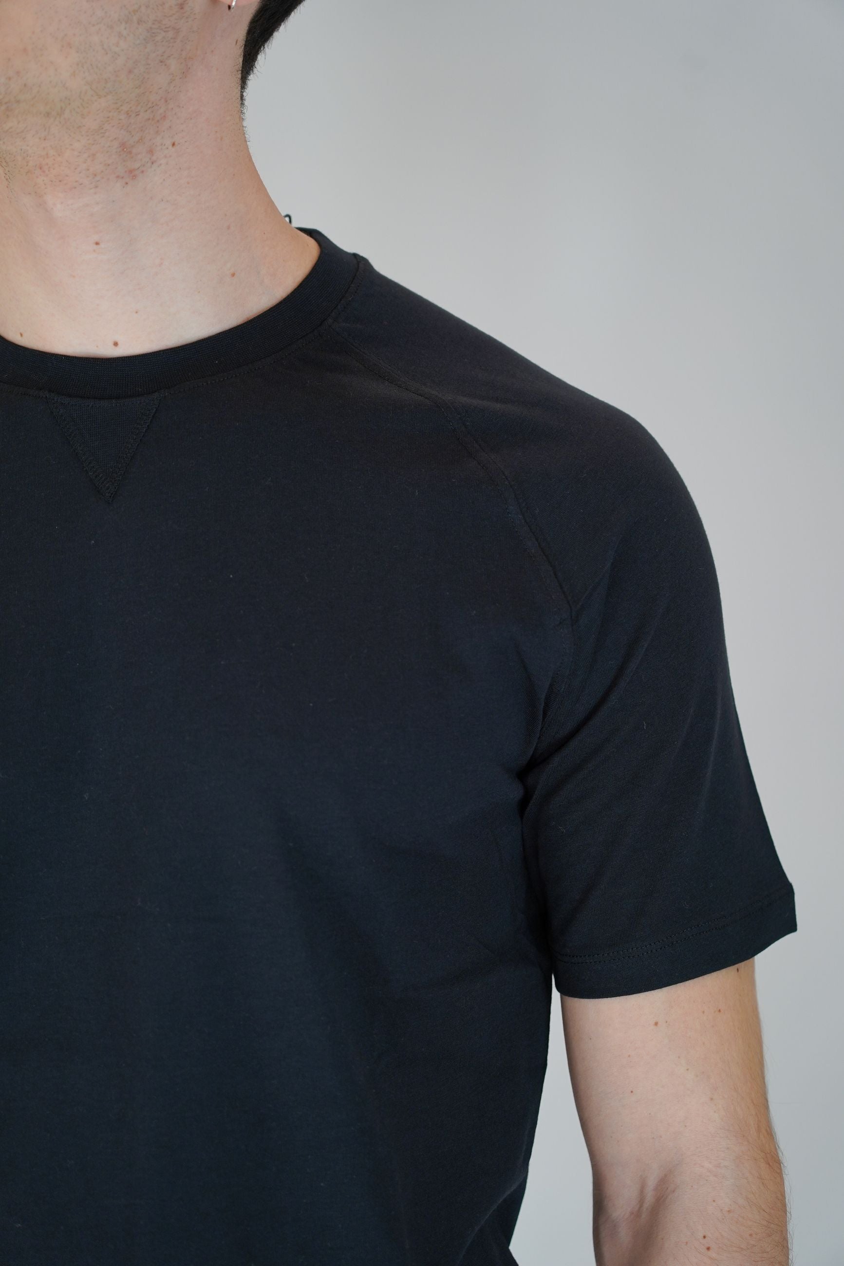 T-Shirt Girocollo in Cotone con Manica Raglan e Dettaglio Triangolo