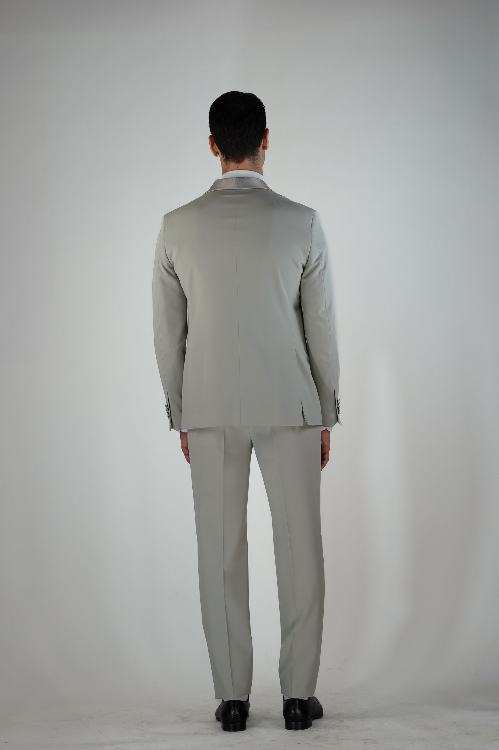 Smoking Drop 8 con Rever a Scialle in Raso e Finiture Sartoriali AMF
