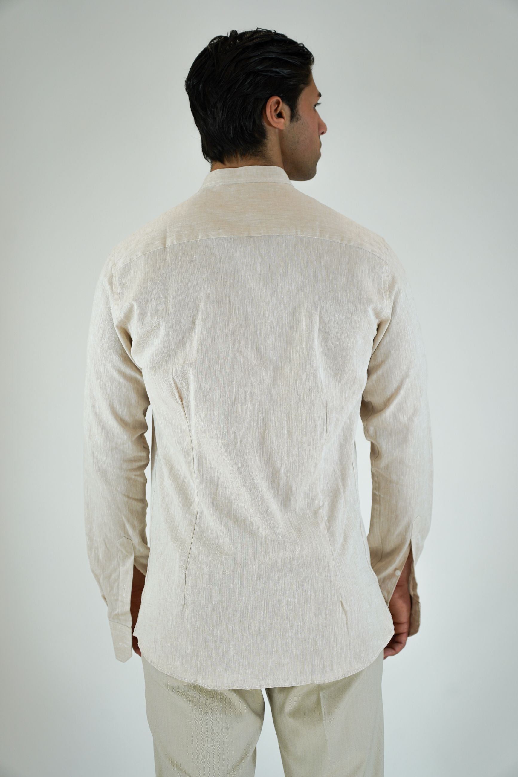 Camicia in Lino con Collo Coreano e Riprese sul Retro