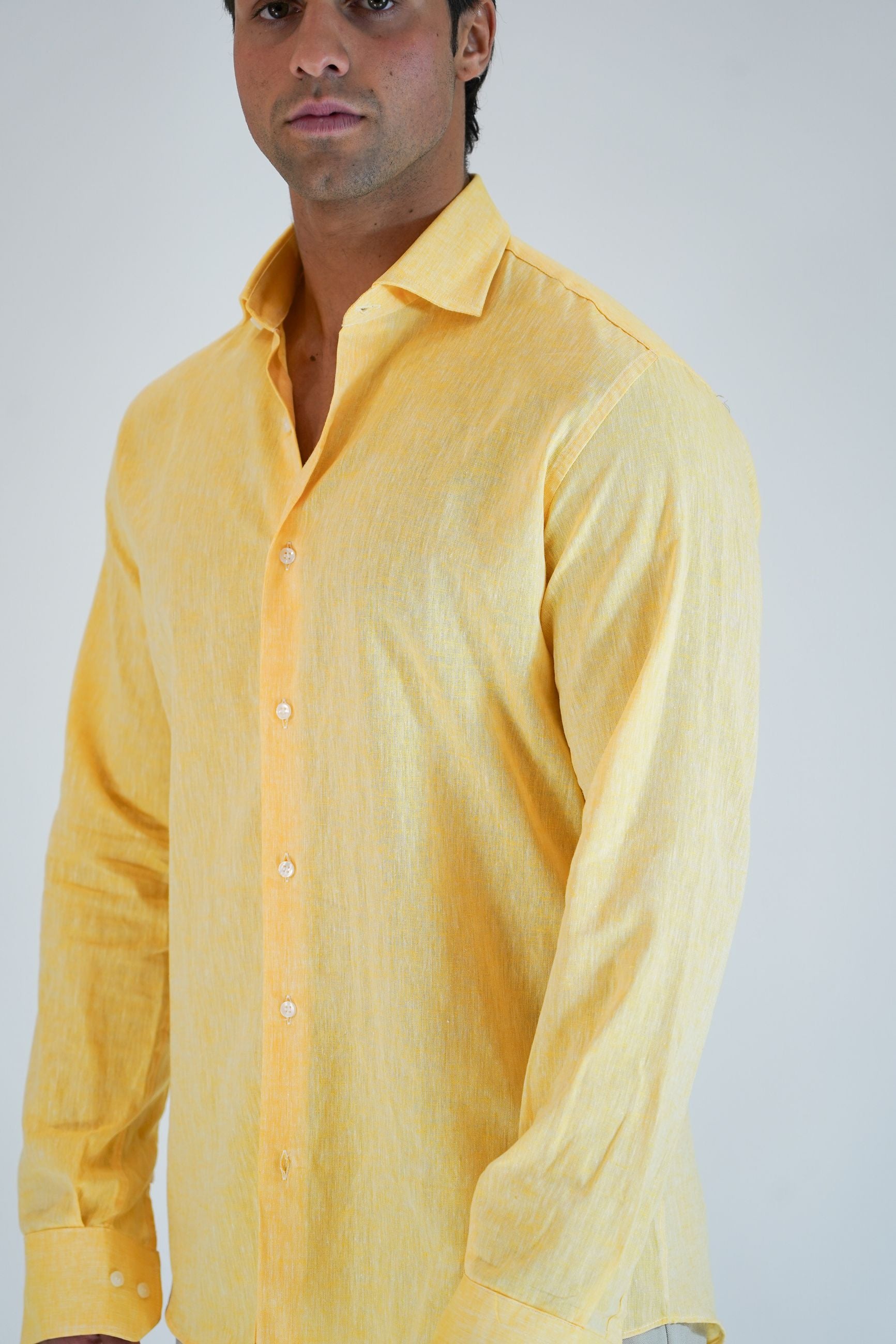 Camicia in Lino con Collo Mezzo Francese e Chiusura a Bottoni