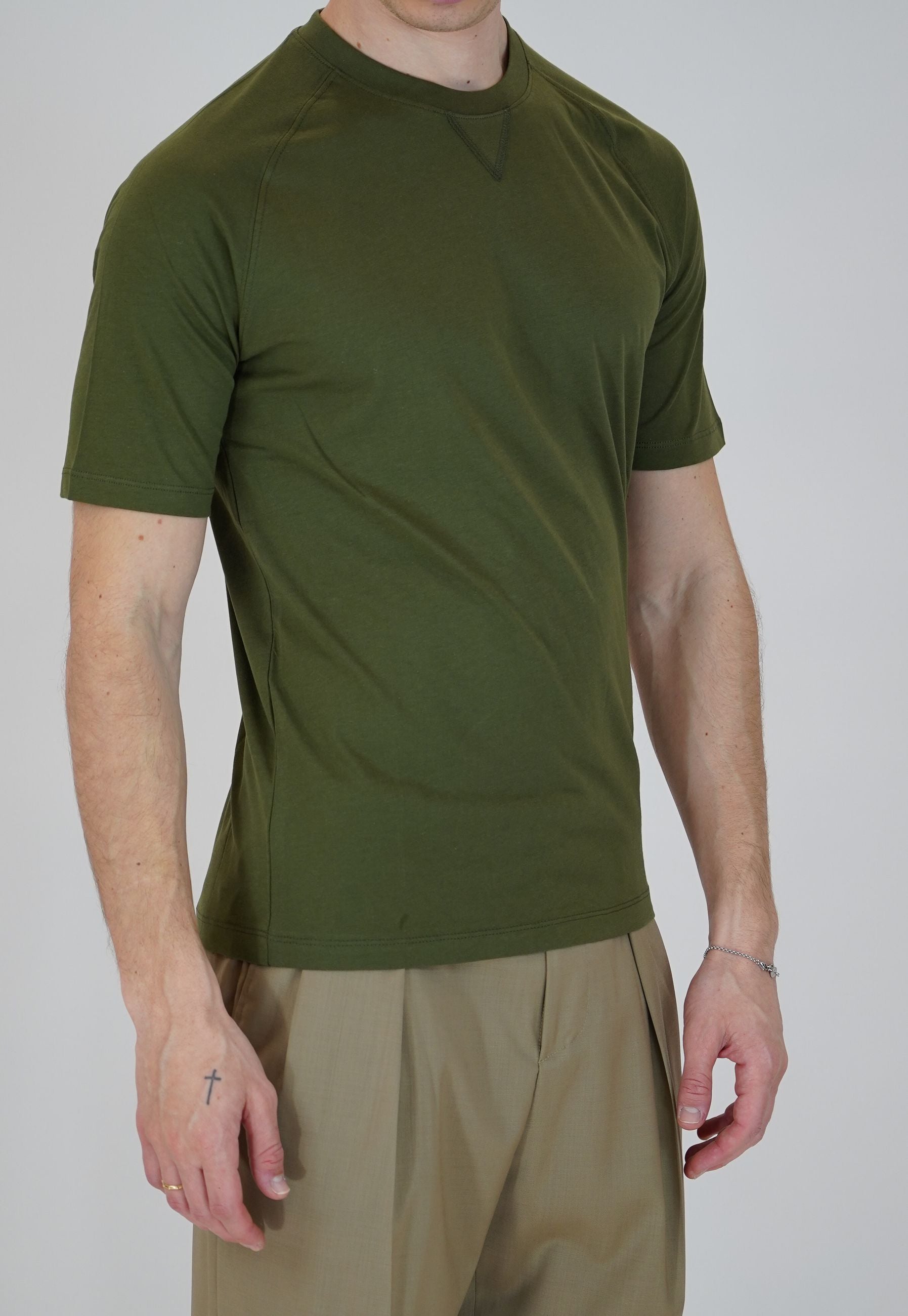 T-Shirt Girocollo in Cotone con Manica Raglan e Dettaglio Triangolo
