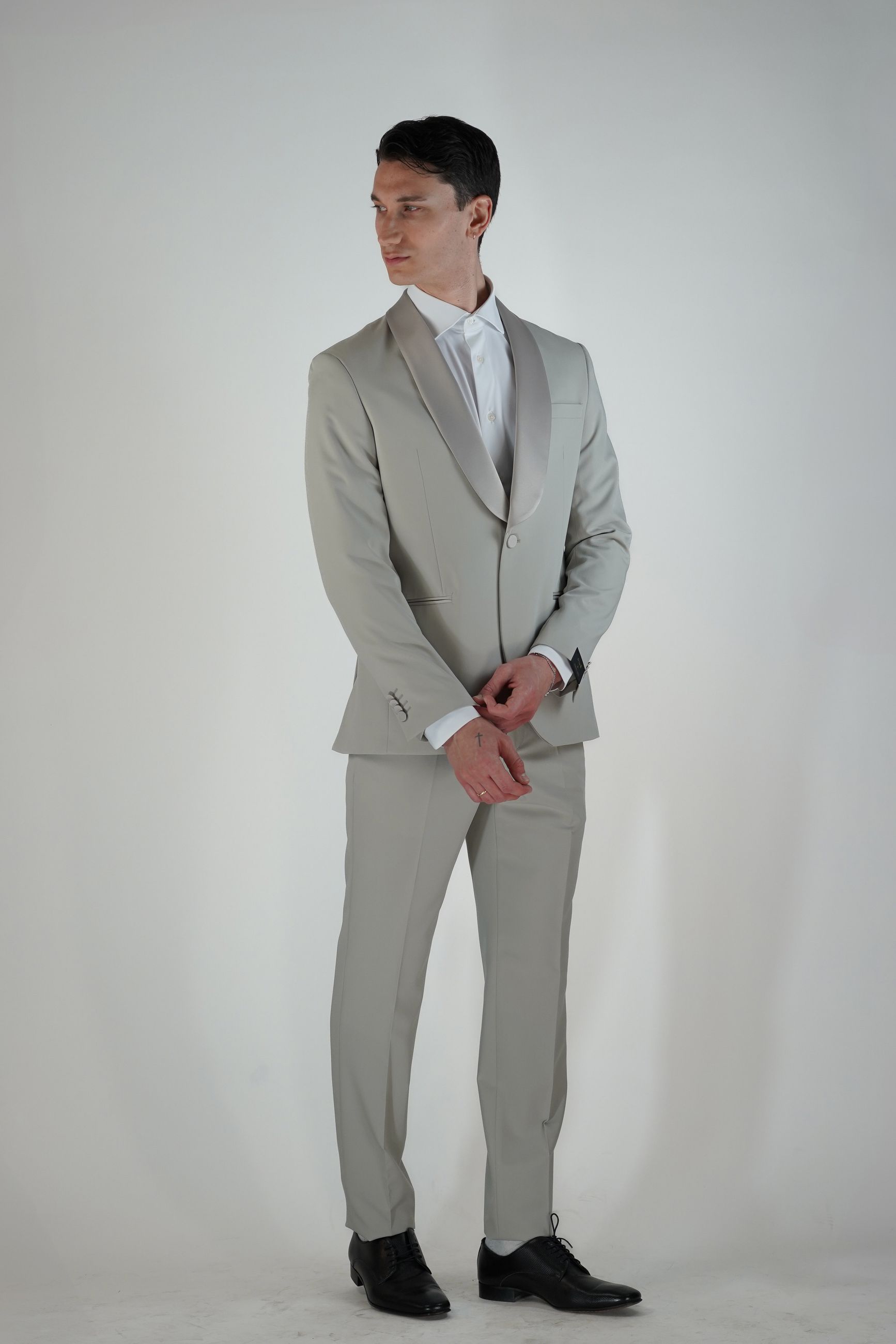 Smoking Drop 8 con Rever a Scialle in Raso e Finiture Sartoriali AMF