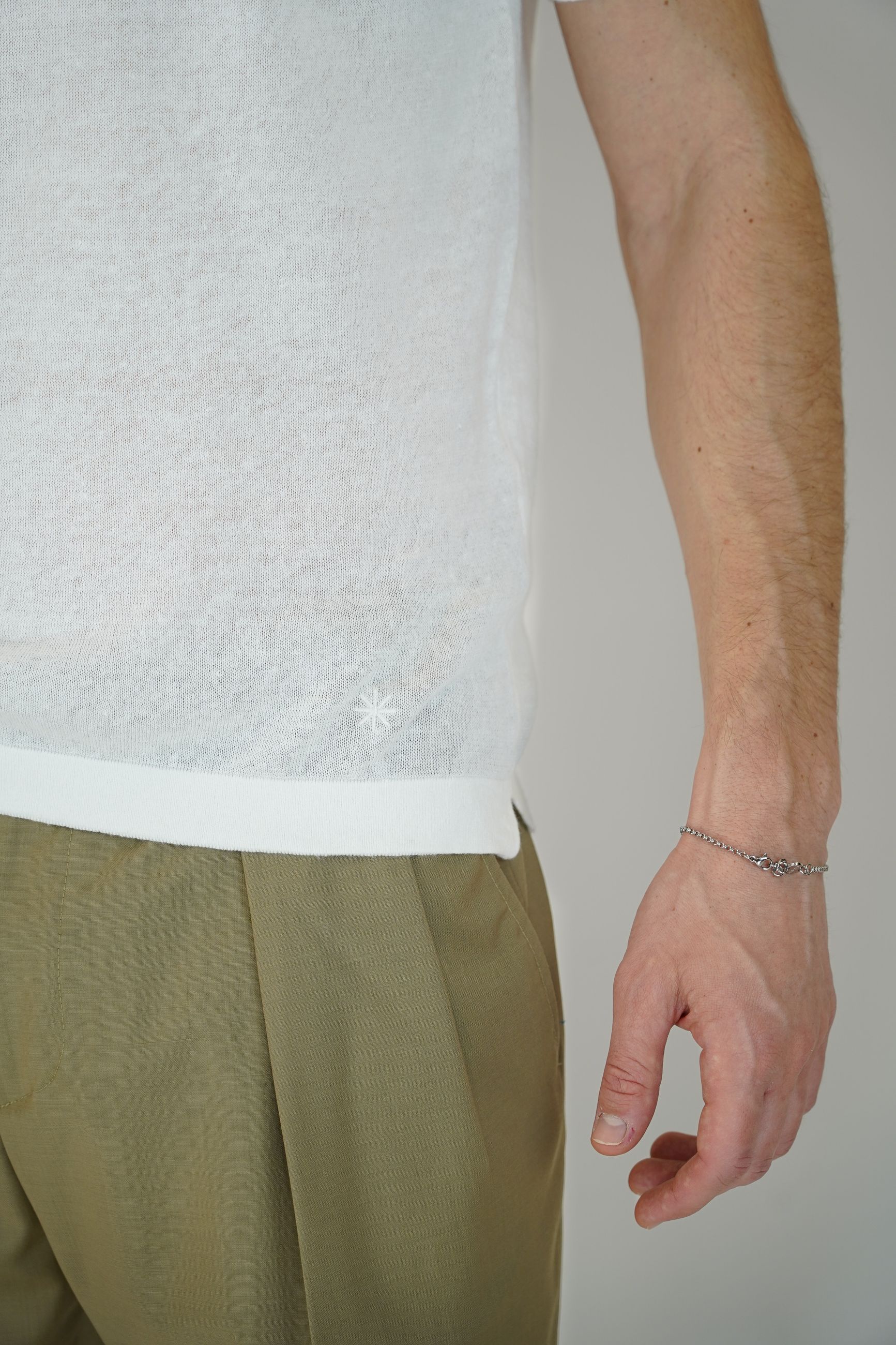 T-Shirt in Cotone-Lino con Ricamo Logo e Spacchetti Laterali