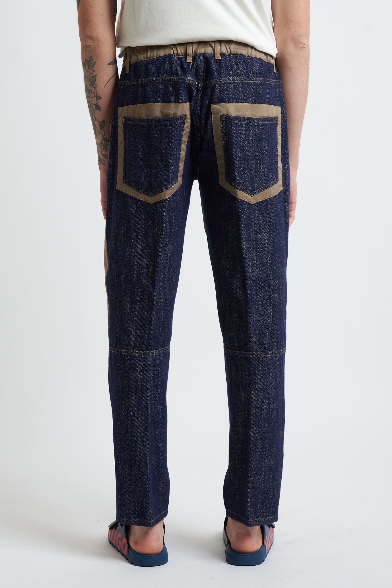 Jeans con Tasca America, Dettaglio Tessuto Beige Frontale ed Elastico in Vita - De Matteo Uomo