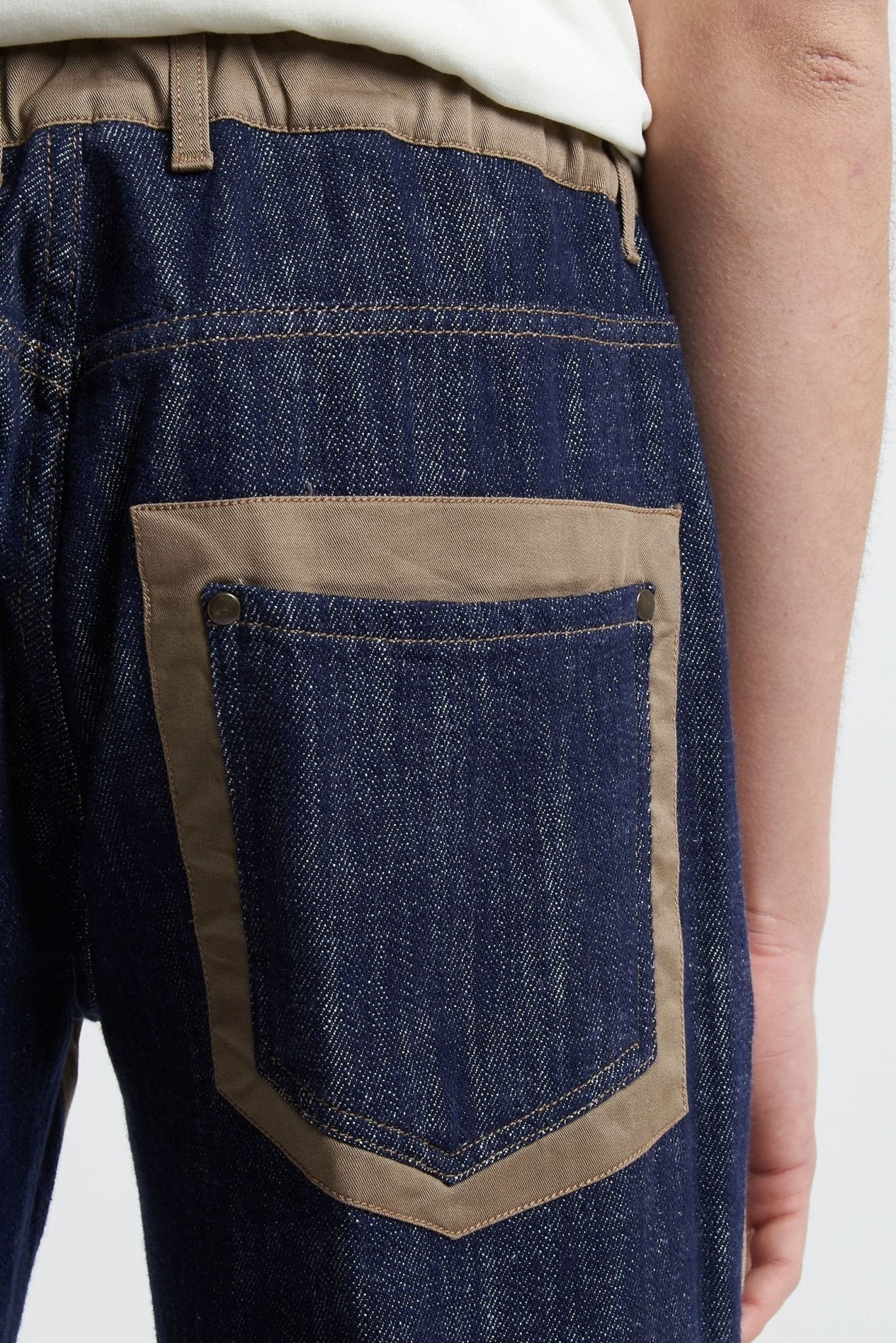 Jeans con Tasca America, Dettaglio Tessuto Beige Frontale ed Elastico in Vita - De Matteo Uomo