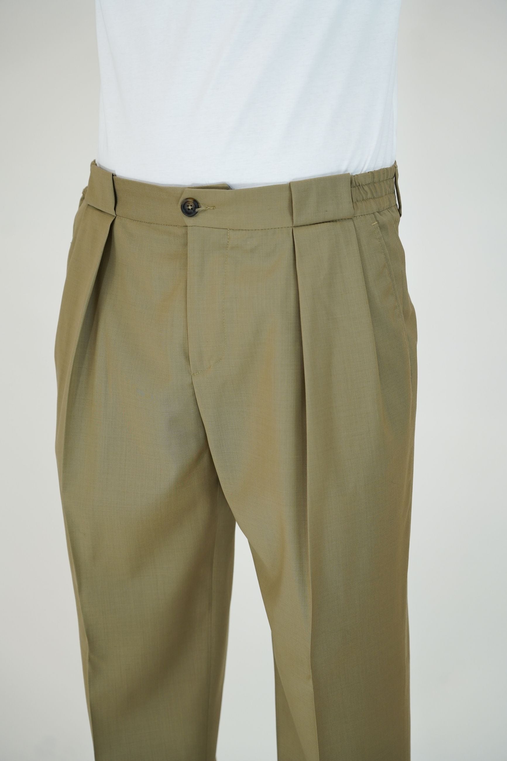 Pantalone Baggy Fit in Lana Stretch con Doppia Pinces e Tasche Posteriori