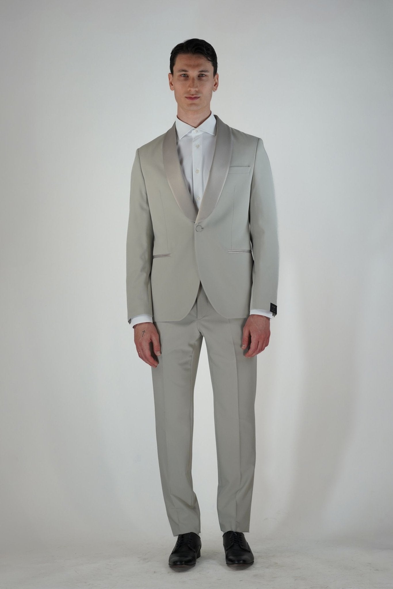 Smoking Drop 8 con Rever a Scialle in Raso e Finiture Sartoriali AMF - De Matteo Uomo
